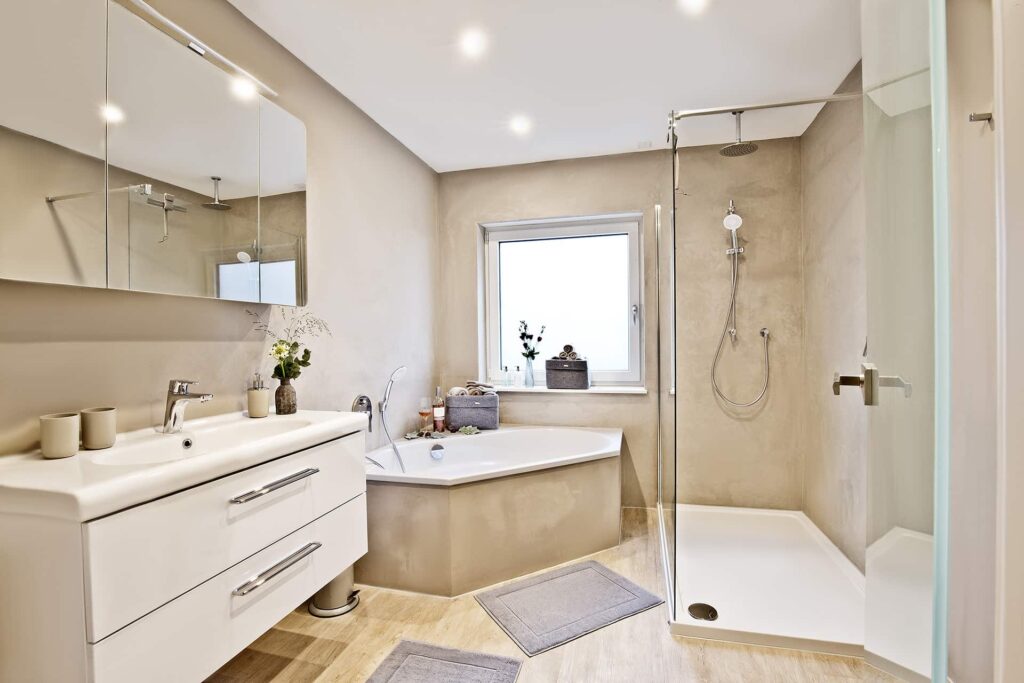 Ferienwohnung Kaminfeuer Badezimmer mit Wanne und Duschkabine