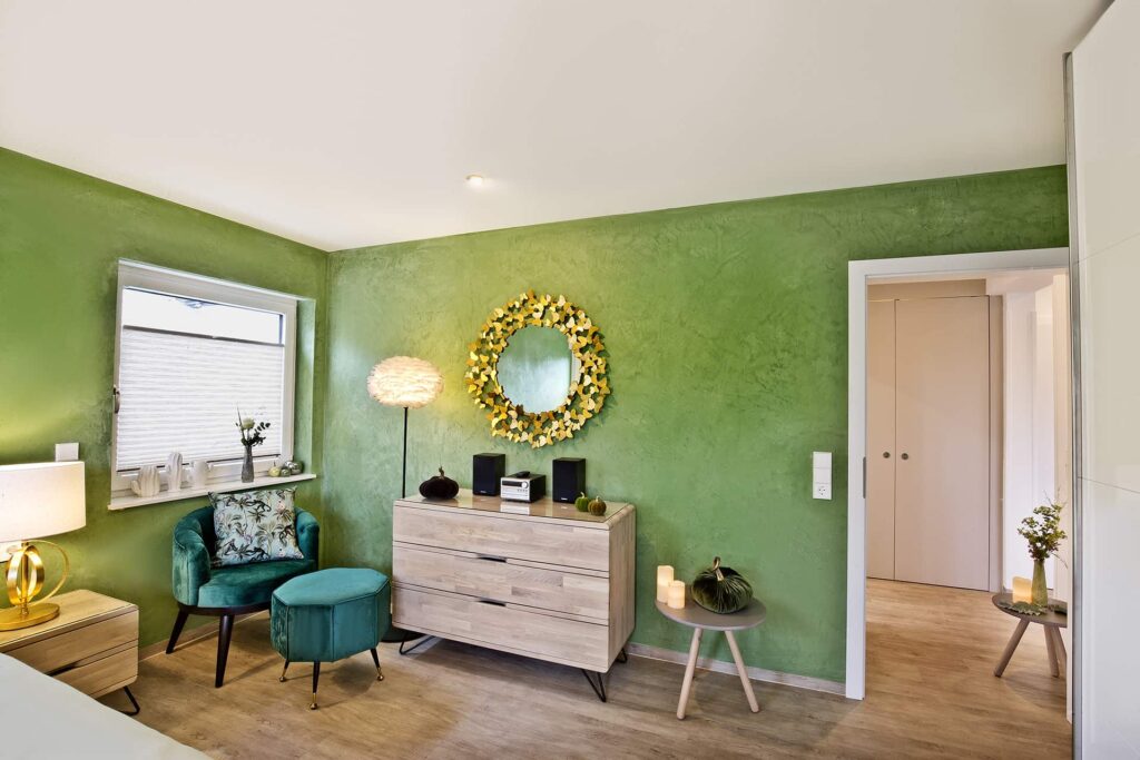 Ferienwohnung Kaminfeuer Schlafzimmer Kommode und Sessel