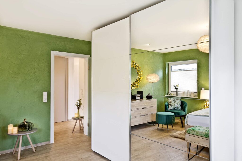 Ferienwohnung Kaminfeuer Schlafzimmer Schrank