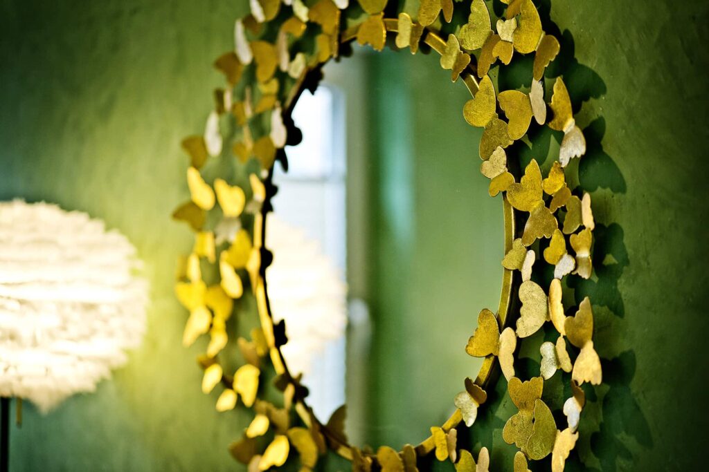 Spiegel an Wand mit goldener Verzierung