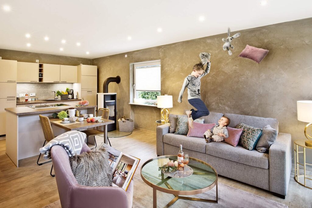 Ferienwohnung Kaminfeuer Wohnzimmer spielende Kinder