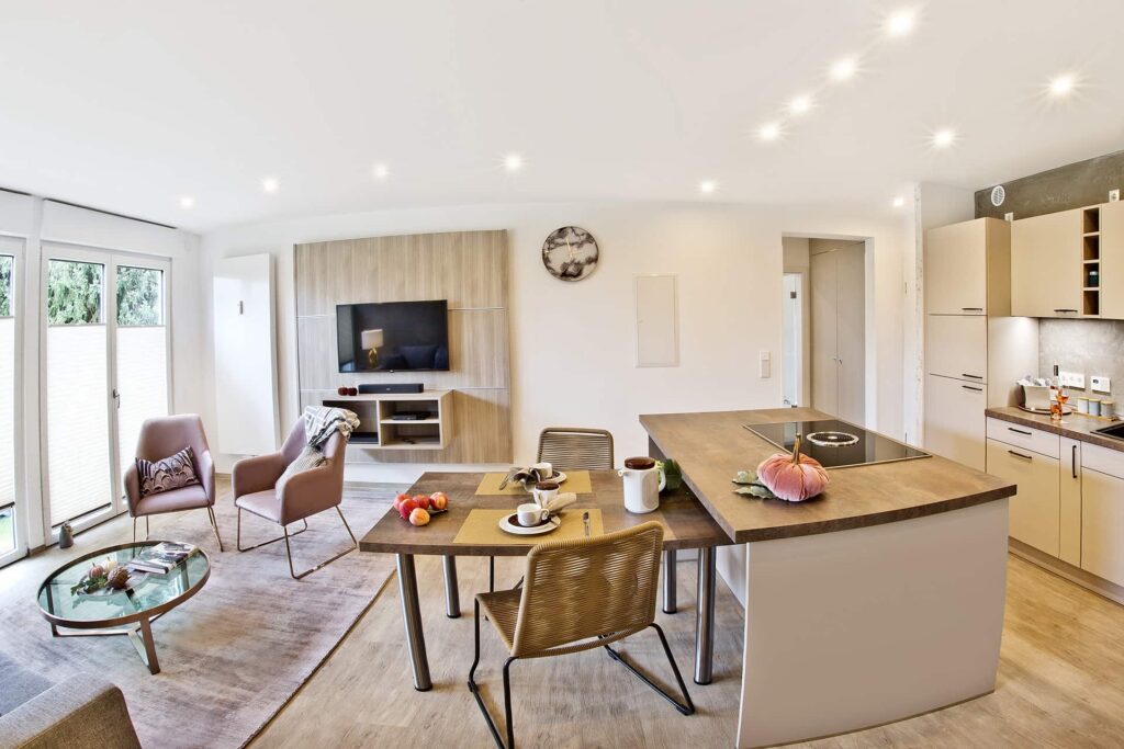 Ferienwohnung Kaminfeuer Essbereich im Wohnzimmer