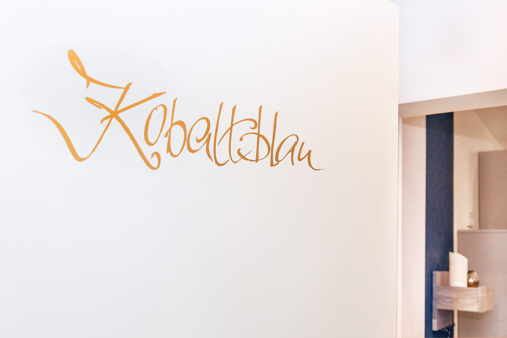Ferienwohnung Kobaltblau Schriftzug