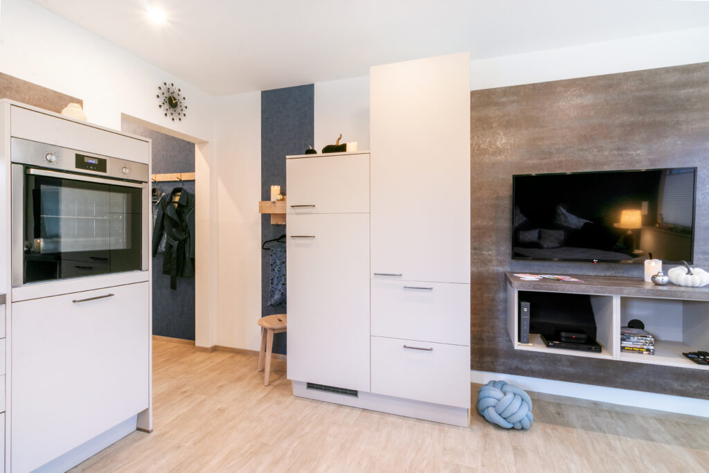 Ferienwohnung Kobaltblau Wohnzimmer Schrank